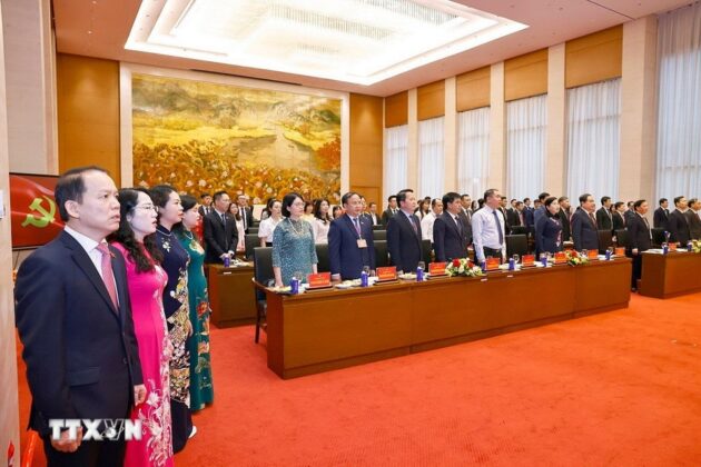 Chủ tịch Quốc hội Trần Thanh Mẫn v&agrave; đại biểu thực hiện nghi thức ch&agrave;o cờ.