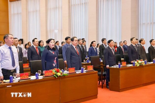 Chủ tịch Quốc hội Trần Thanh Mẫn v&agrave; đại biểu thực hiện nghi thức ch&agrave;o cờ.