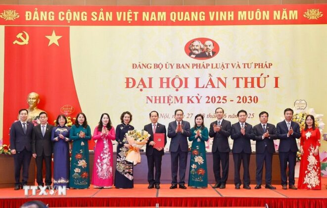 Chủ tịch Quốc hội Trần Thanh Mẫn trao Quyết định, tặng hoa của Ban Thường vụ Đảng ủy Quốc hội chỉ định Ban Chấp h&agrave;nh Đảng bộ, Ban Thường vụ Đảng ủy, B&iacute; thư, Ph&oacute; B&iacute; thư, Ủy ban Kiểm tra, Chủ nhiệm, Ph&oacute; Chủ nhiệm Ủy ban Kiểm tra Đảng ủy Ủy ban Tư ph&aacute;p v&agrave; Ph&aacute;p luật nhiệm kỳ 2025-2030.