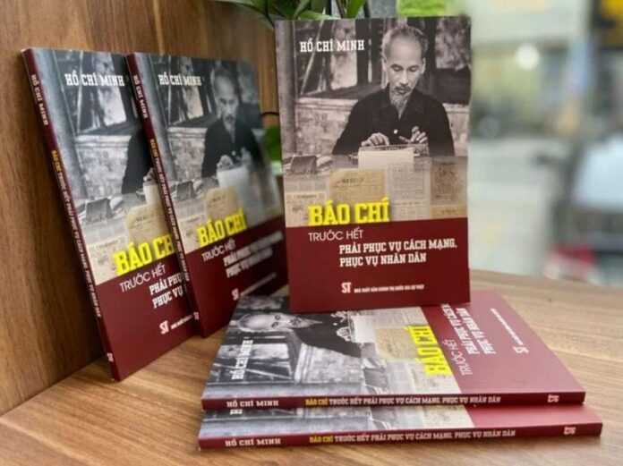 Phát hành sách 'Báo chí trước hết phải phục vụ cách mạng, phục vụ nhân dân' Phát hành sách 'Báo chí trước hết phải phục vụ cách mạng, phục vụ nhân dân'