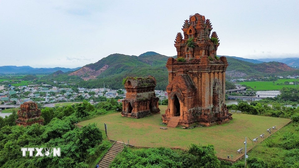 Quần thể Tháp Bánh Ít uy nghi trên đỉnh đồi, với kiến trúc thanh thoát và tầm nhìn bao quát, là một kiệt tác khác của người Chăm trên đất Bình Định. (Ảnh: Thanh Tùng/TTXVN)
