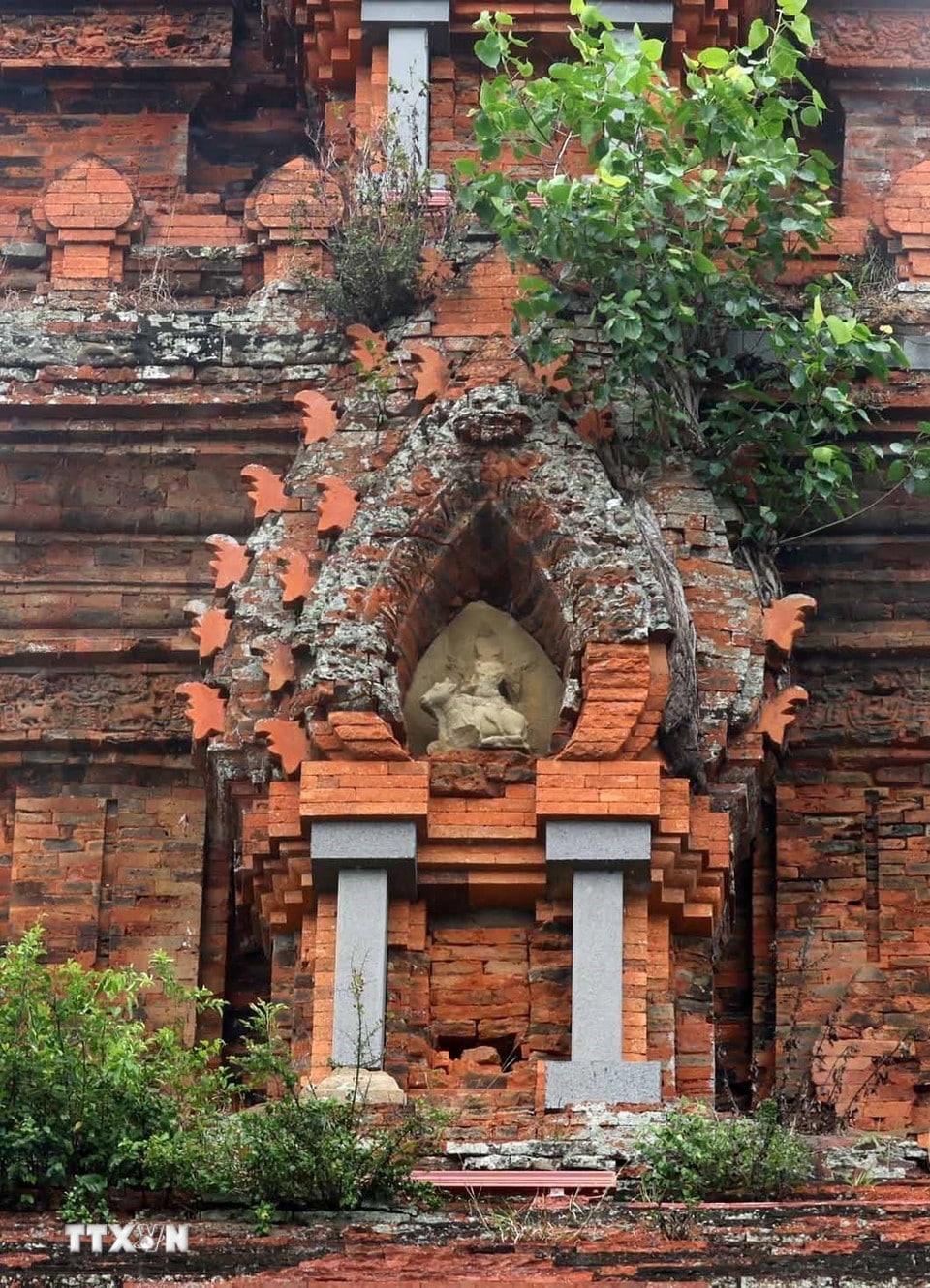 Tháp Chăm không chỉ là di tích lịch sử mà còn là nguồn cảm hứng cho nghệ thuật và văn hóa đương đại của Bình Định. (Ảnh: Nhật Anh/TTXVN)