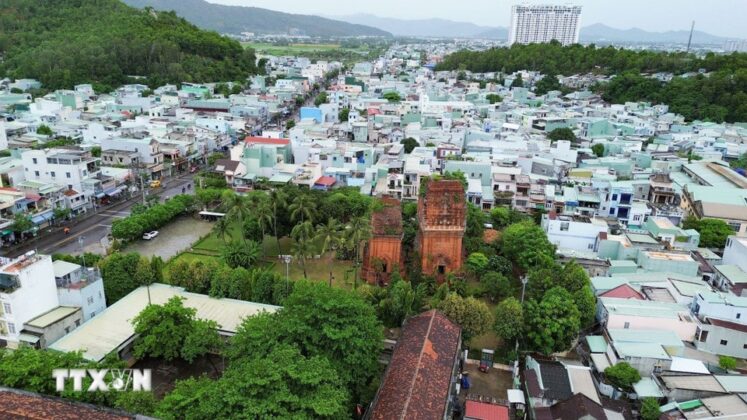 Th&aacute;p Đ&ocirc;i sừng sững giữa l&ograve;ng th&agrave;nh phố Quy Nhơn, B&igrave;nh Định, biểu tượng cho dấu ấn Chăm Pa rực rỡ tr&ecirc;n "v&ugrave;ng đất v&otilde;." (Ảnh: Thanh T&ugrave;ng/TTXVN)