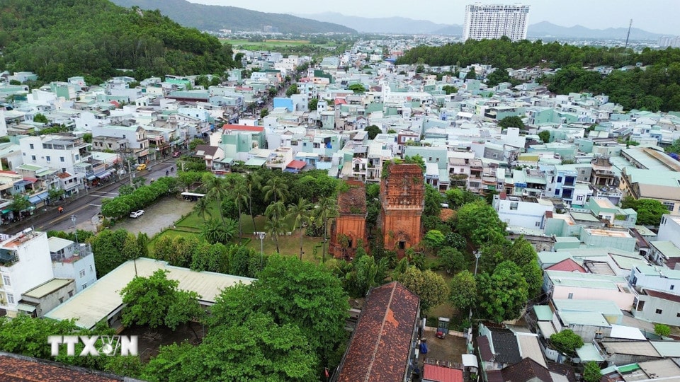 Tháp Đôi sừng sững giữa lòng thành phố Quy Nhơn, Bình Định, biểu tượng cho dấu ấn Chăm Pa rực rỡ trên "vùng đất võ." (Ảnh: Thanh Tùng/TTXVN)