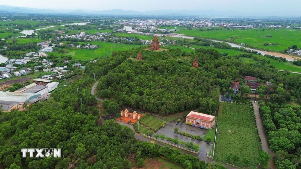 Sự hòa quyện giữa vẻ đẹp kiến trúc Chăm cổ kính và khung cảnh thiên nhiên hùng vĩ của "vùng đất võ" Bình Định. (Ảnh: Thanh Tùng/TTXVN)