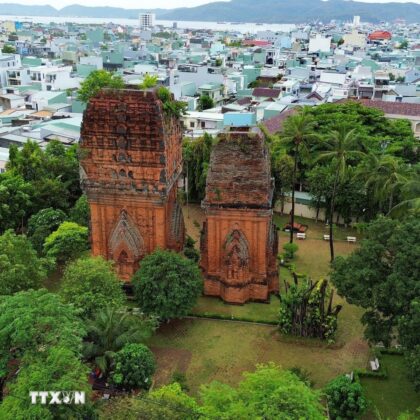 Vẻ đẹp c&acirc;n xứng v&agrave; độc đ&aacute;o của cụm Th&aacute;p Đ&ocirc;i, minh chứng cho t&agrave;i năng kiến tr&uacute;c v&agrave; đi&ecirc;u khắc đỉnh cao của người Chăm xưa. (Ảnh: Thanh T&ugrave;ng/TTXVN)