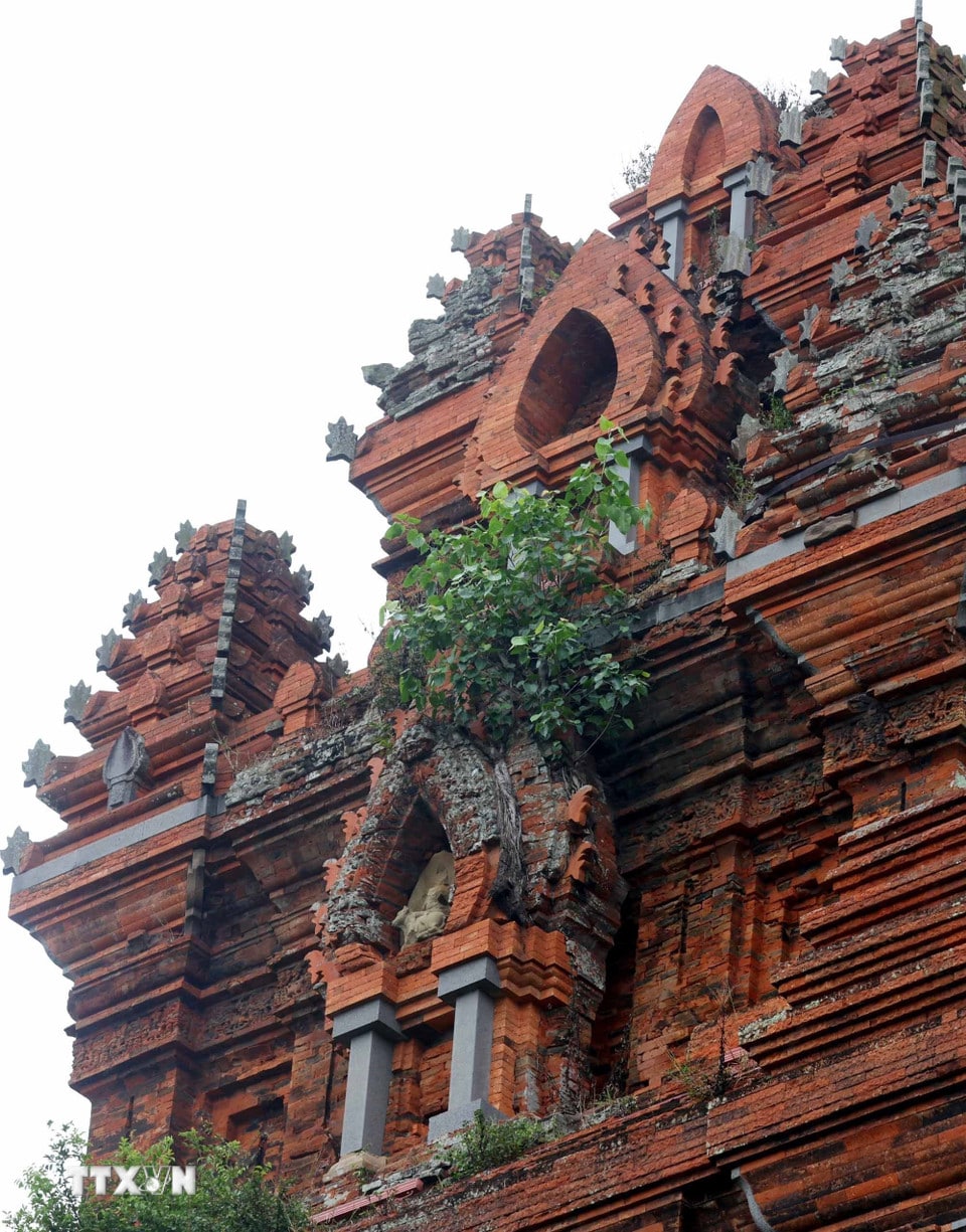 Tháp Chăm không chỉ là di tích lịch sử mà còn là nguồn cảm hứng cho nghệ thuật và văn hóa đương đại của Bình Định. (Ảnh: Nhật Anh/TTXVN)