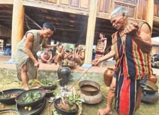 Lễ cúng Trỉa lúa của người Brâu ở Kon Tum Lễ cúng Trỉa lúa của người Brâu ở Kon Tum