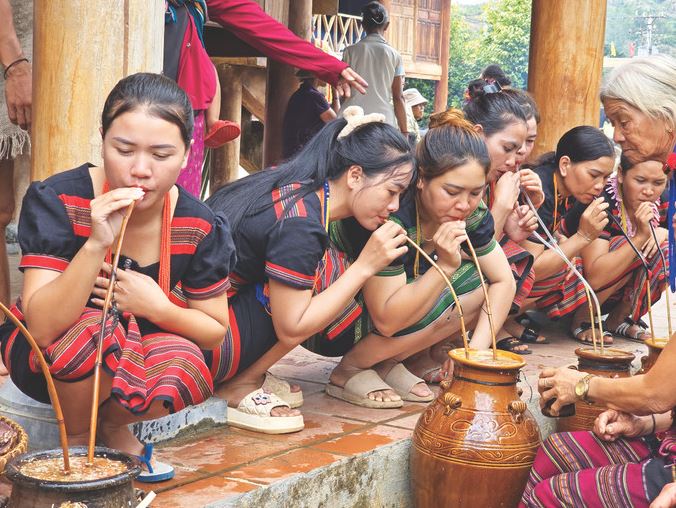 Người Brâu cùng thưởng thức rượu thiêng để mong thần linh chứng giám, phù hộ cho gia đình mình trong mùa vụ mới. 