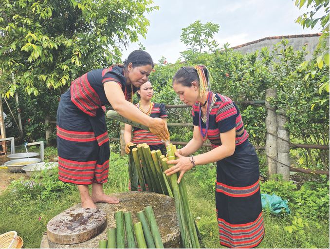 Già làng người Brâu phân công phụ nữ làm những công việc nhẹ như bắt cá, hái rau rừng, nấu ăn và ở nhà trang trí nơi cúng lễ. 