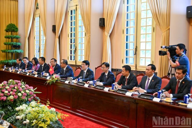 Chủ tịch nước Lương Cường v&agrave; c&aacute;c đại biểu Việt Nam tại Hội đ&agrave;m.