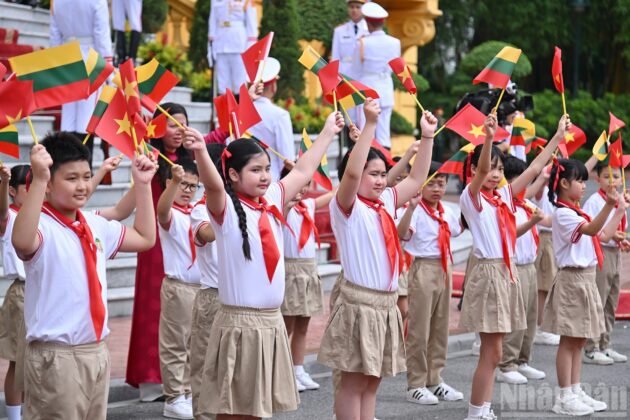 Thiếu nhi Thủ đ&ocirc; đ&oacute;n ch&agrave;o Chủ tịch nước Lương Cường v&agrave; Phu nh&acirc;n c&ugrave;ng Tổng thống Litva Gitanas Nauseda v&agrave; Phu nh&acirc;n.