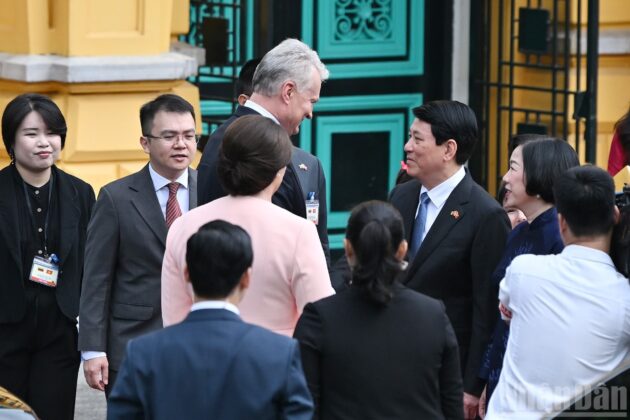 Chủ tịch nước Lương Cường v&agrave; Phu nh&acirc;n đ&oacute;n ch&agrave;o Tổng thống Litva Gitanas Nauseda v&agrave; Phu nh&acirc;n tại lễ đ&oacute;n.