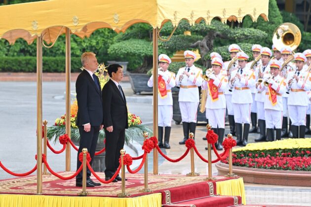 Chủ tịch nước Lương Cường v&agrave; Tổng thống Litva Gitanas Nauseda tr&ecirc;n bục danh dự, nghe Qu&acirc;n nhạc cử Quốc thiều hai nước.