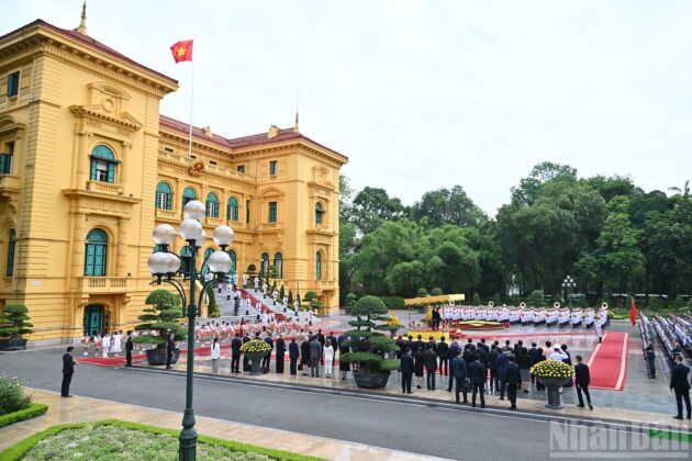 Quang cảnh Lễ đ&oacute;n tại Phủ Chủ tịch.