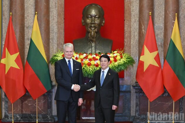 Chủ tịch nước Lương Cường v&agrave; Tổng thống Litva Gitanas Nauseda chụp ảnh chung sau Lễ đ&oacute;n.