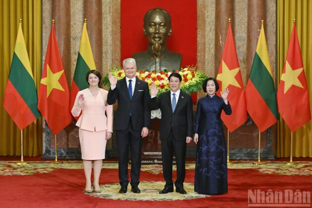 Chủ tịch nước Lương Cường v&agrave; Phu nh&acirc;n c&ugrave;ng Tổng thống Litva Gitanas Nauseda v&agrave; Phu nh&acirc;n chụp ảnh chung sau Lễ đ&oacute;n.
