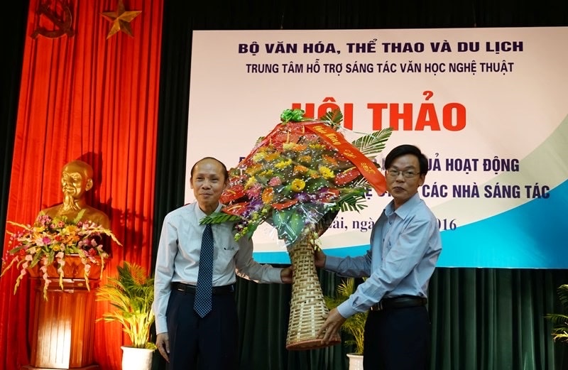 Nhà thơ Hải Thanh (bìa phải)