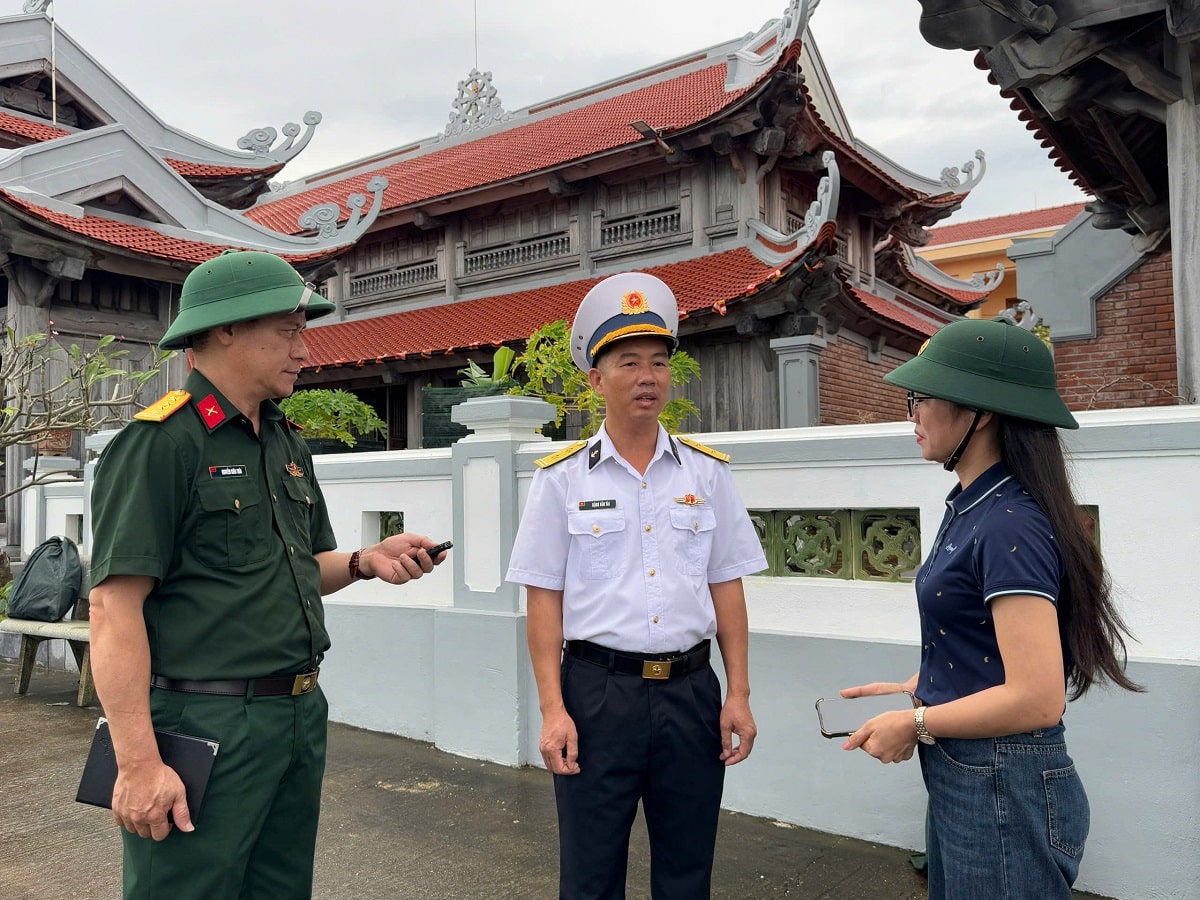 Nhà thơ, nhà báo Nguyễn Kiên Thái (bìa trái) phỏng vấn tại đảo Trường Sa.