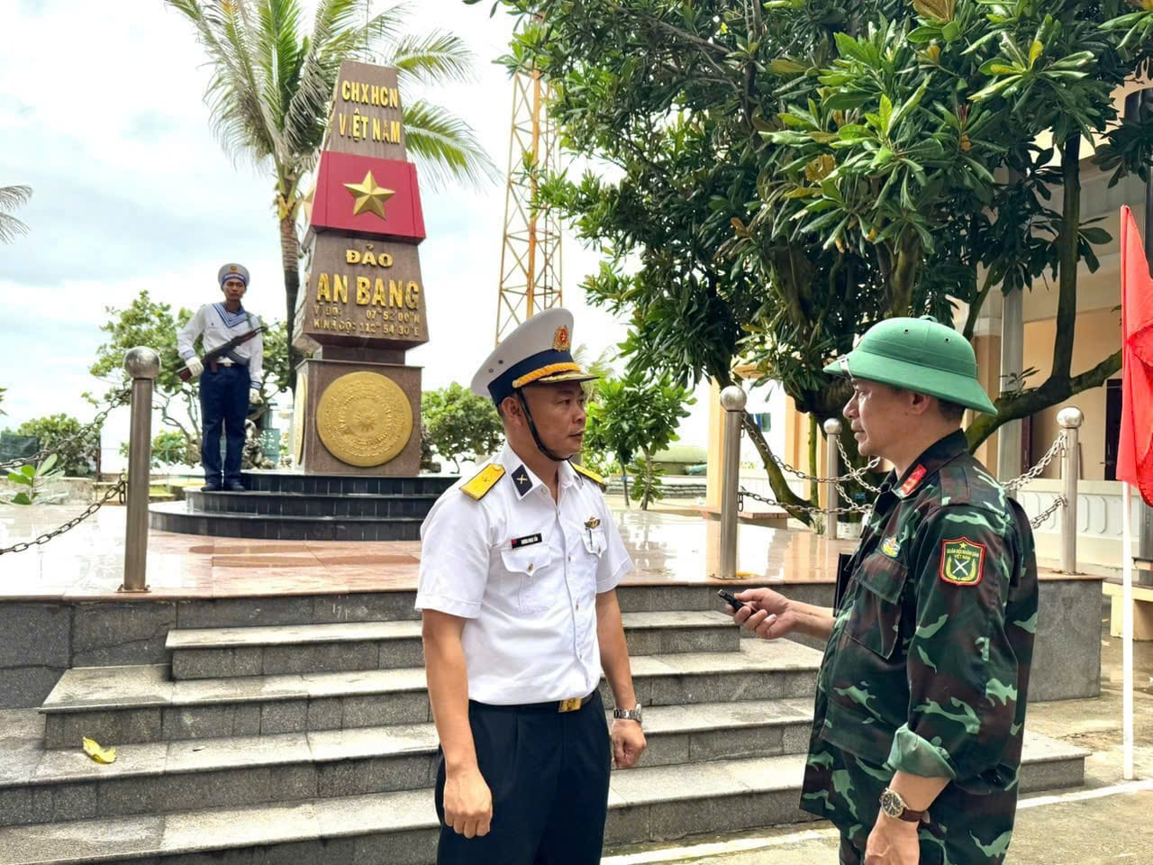 Nhà thơ, nhà báo Nguyễn Kiên Thái phỏng vấn tại đảo Trường Sa