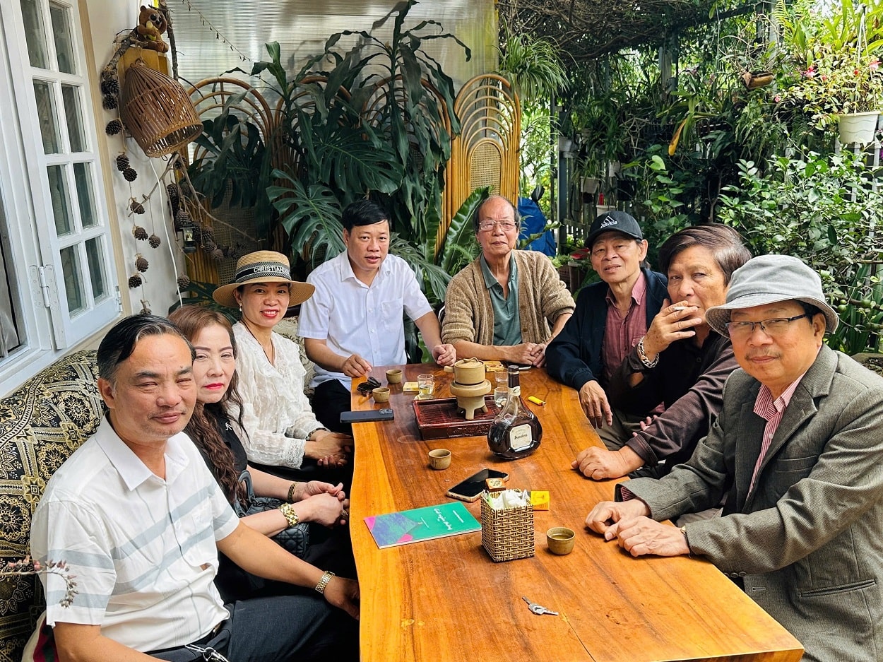 Nhà văn Phùng Văn Khai (áo trắng) và các bạn văn.