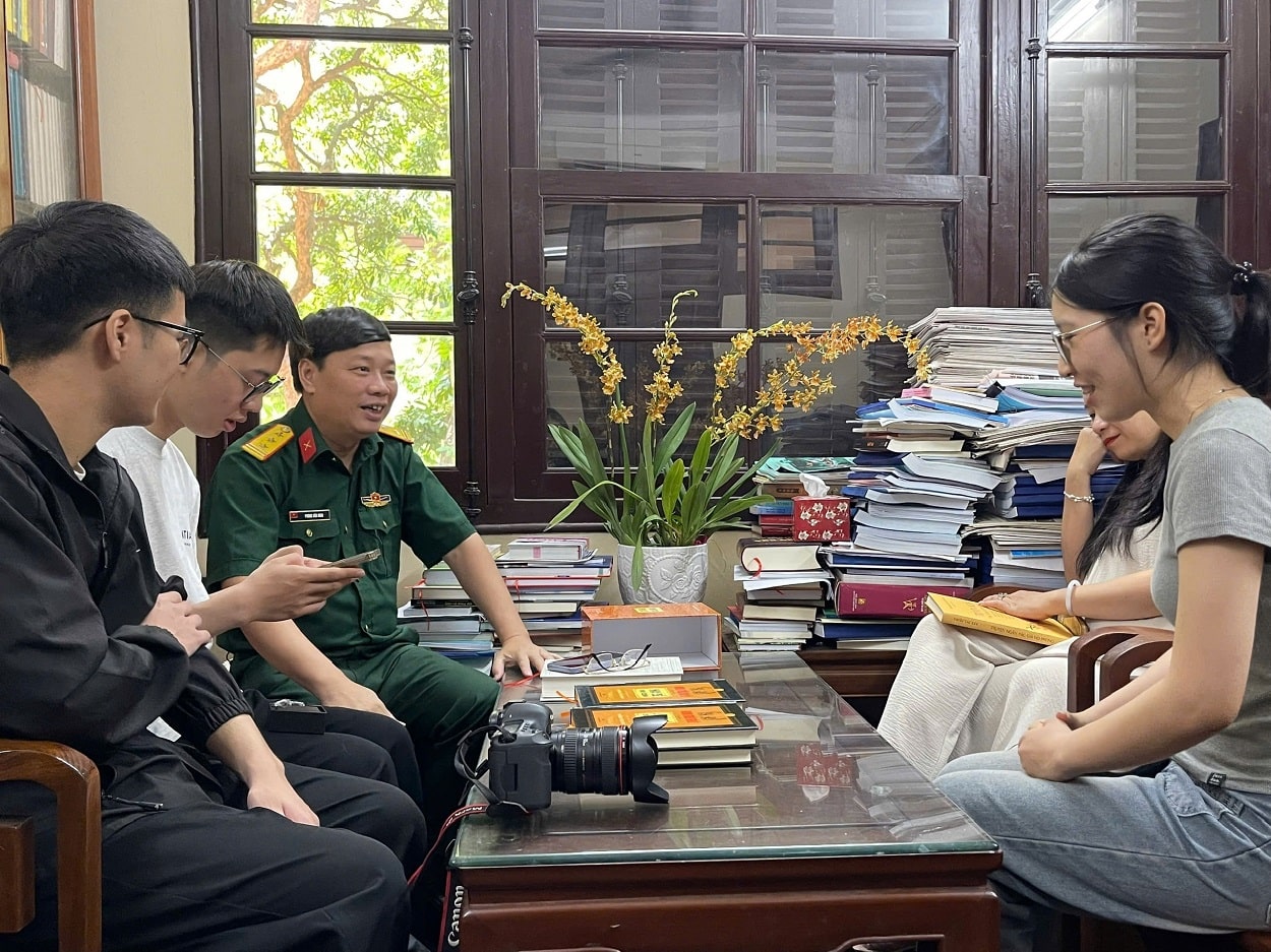 Nhà văn Phùng Văn Khai (mặc quân phục) tại văn phòng làm việc tạp chí Văn Nghệ Quân Đội.