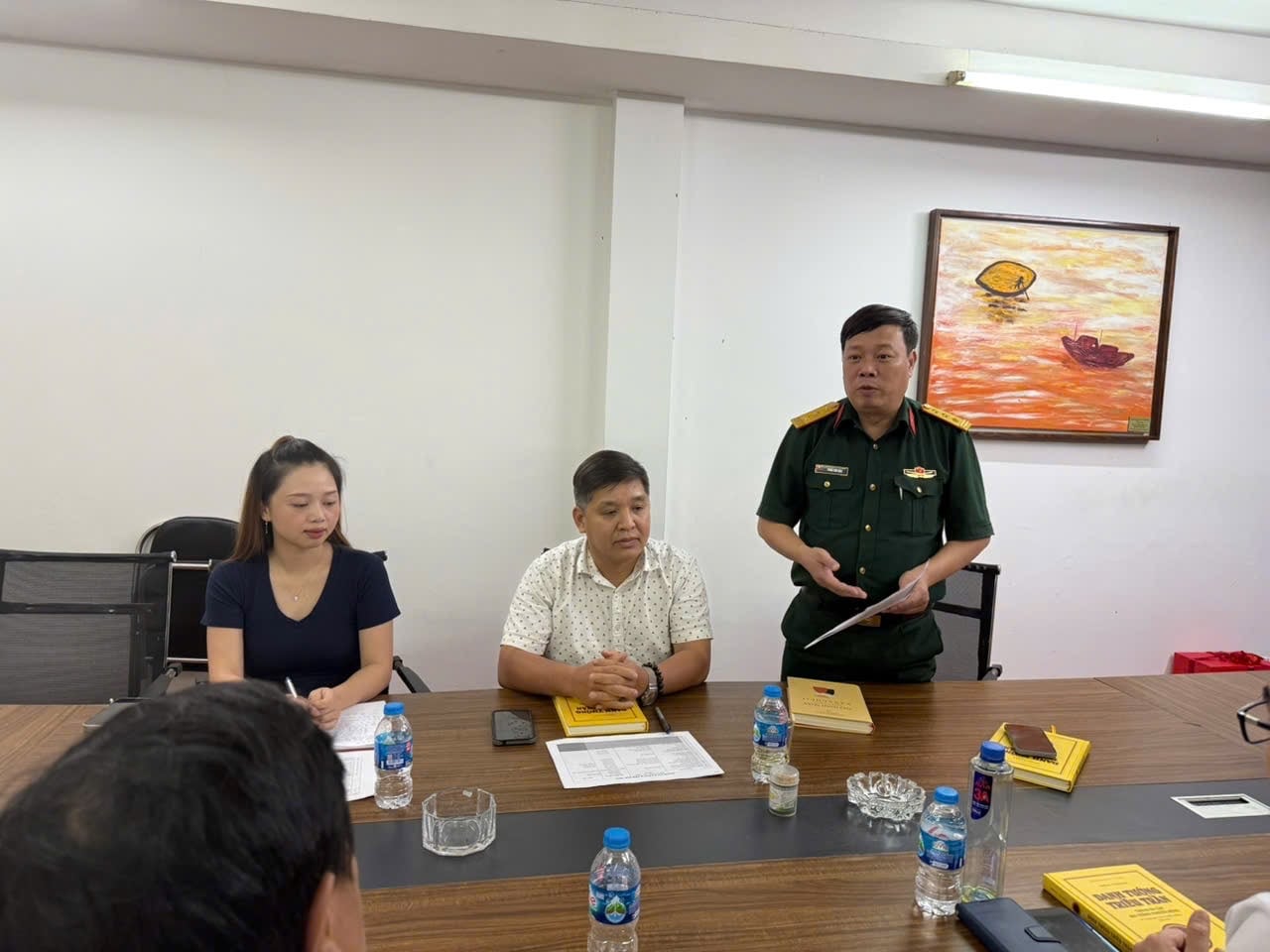 Nhà văn Phùng Văn Khai trao đổi cùng các nhà nghiên cứu về cuốn sách "Danh tướng triều Trần trong ba lần đại thắng Nguyên - Mông" của nhà văn Phùng Văn Khai.