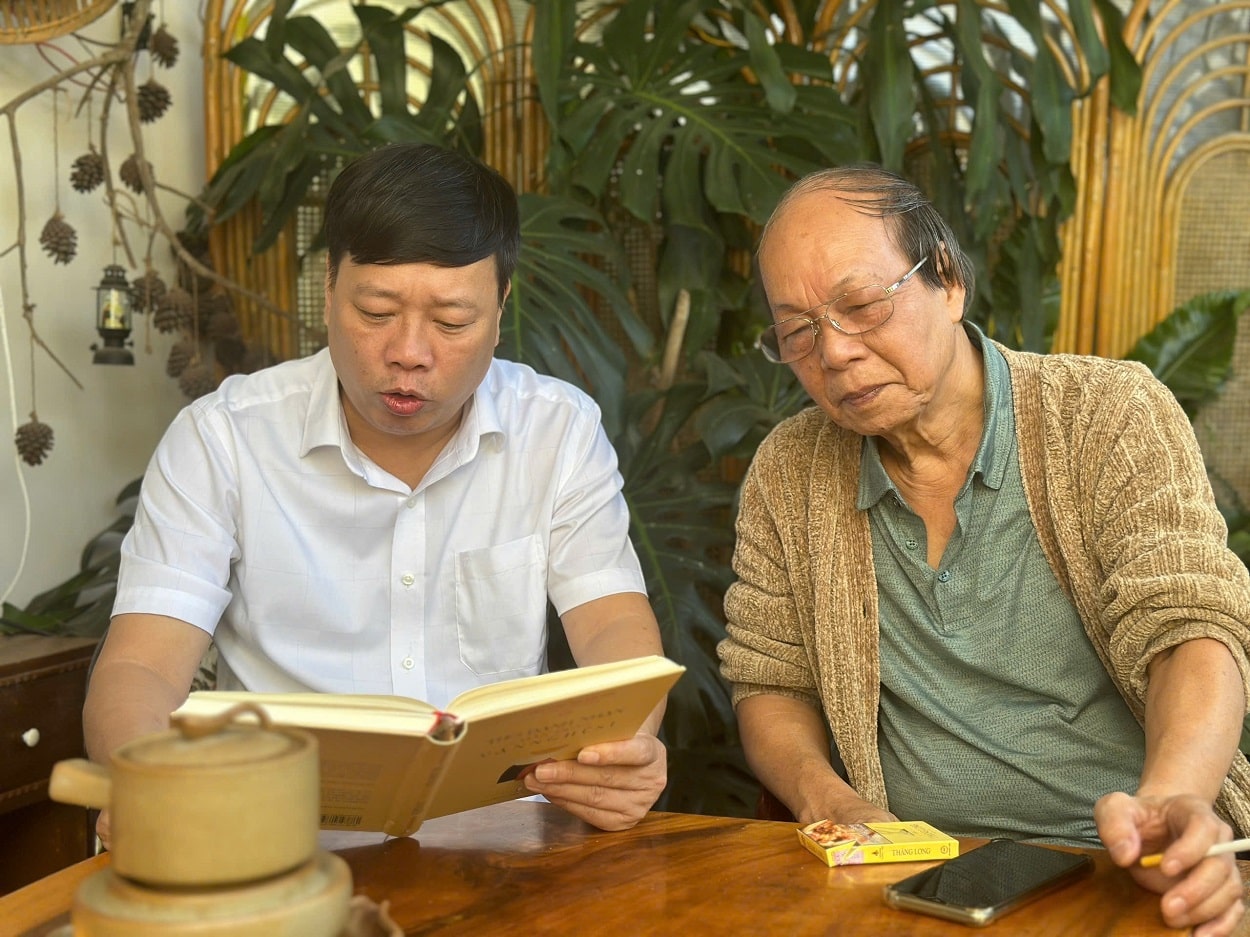 Nhà văn Phùng Văn Khai (bìa trái) 