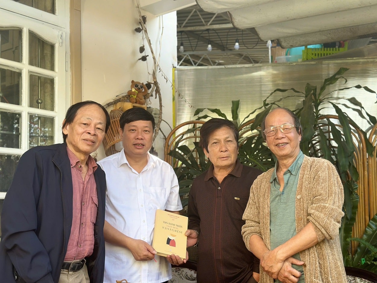 Nhà văn Phùng Văn Khai (áo trắng) và các bạn văn.