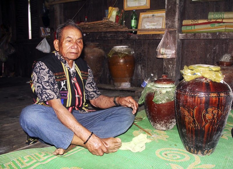 Ông Ya Phú (SN 1931, thôn Ma Am, xã Đà Loan, huyện Đức Trọng, tỉnh Lâm Đồng) nói về nhà sống, nhà chết của dân tộc mình.