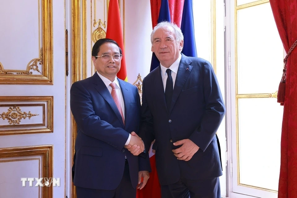 Chiều 10/6, tại Paris, Thủ tướng Phạm Minh Chính đã có cuộc hội đàm với Thủ tướng Pháp Francois Bayrou. Hai bên nhất trí phối hợp chặt chẽ nhằm triển khai hiệu quả 6 biện pháp lớn trong quan hệ song phương, gồm: Không ngừng củng cố tin cậy chính trị; tăng cường mạnh mẽ hợp tác quốc phòng - an ninh; đẩy mạnh hợp tác kinh tế, thương mại - đầu tư; tạo đột phá trong hợp tác khoa học - công nghệ; mở rộng hợp tác về hạ tầng chiến lược; đi sâu, làm mới những lĩnh vực hợp tác truyền thống. Hai Thủ tướng cũng đã chứng kiến Lễ ký kết và trao Biên bản ghi nhớ về quản lý bền vững tài nguyên khoáng sản và tăng cường kiến thức địa chất cho chuyển dịch năng lượng. (Ảnh: TTXVN)