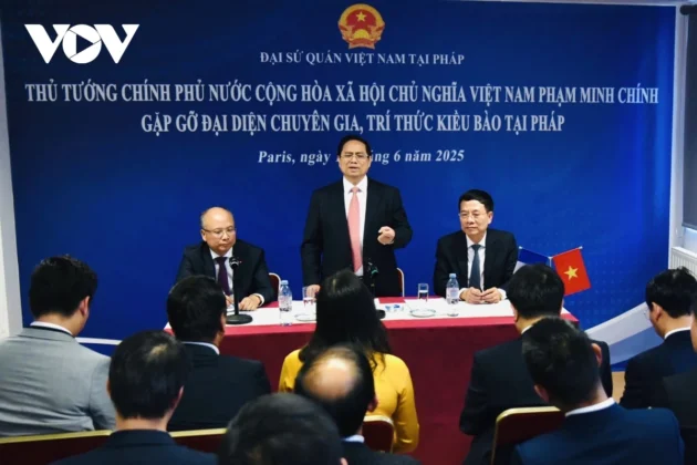 Chiều 10/6, Thủ tướng Phạm Minh Ch&iacute;nh đ&atilde; c&oacute; buổi gặp gỡ đại diện chuy&ecirc;n gia, tr&iacute; thức, kiều b&agrave;o tại Ph&aacute;p. Tại sự kiện, Thủ tướng đ&atilde; đề xuất chuy&ecirc;n gia, tr&iacute; thức, kiều b&agrave;o tại Ph&aacute;p nghi&ecirc;n cứu, x&acirc;y dựng dự &aacute;n đ&agrave;o tạo 100 người l&agrave;m trong lĩnh vực AI; ph&aacute;t triển kỹ sư trong lĩnh vực hạt nh&acirc;n; đ&agrave;o tạo nguồn nh&acirc;n lực cho ng&agrave;nh đường sắt cao tốc...