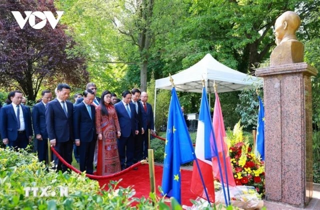 S&aacute;ng 11/6, Thủ tướng Phạm Minh Ch&iacute;nh v&agrave; Phu nh&acirc;n c&ugrave;ng đo&agrave;n đại biểu cấp cao Việt Nam đ&atilde; đặt v&ograve;ng hoa tại khu tưởng niệm Chủ tịch Hồ Ch&iacute; Minh tại th&agrave;nh phố Montreuil. Nh&acirc;n dịp n&agrave;y, Thủ tướng đ&atilde; trao Giải thưởng s&aacute;ng t&aacute;c, quảng b&aacute; t&aacute;c phẩm văn học nghệ thuật, b&aacute;o ch&iacute; về chủ đề &ldquo;Học tập v&agrave; l&agrave;m theo tư tưởng, đạo đức, phong c&aacute;ch Hồ Ch&iacute; Minh&rdquo; cho Gi&aacute;m đốc Bảo t&agrave;ng Lịch sử sống Montreuil. (Ảnh: TTXVN)