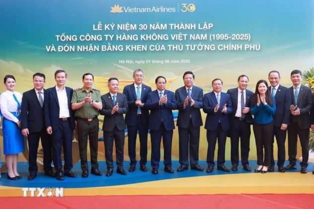 Thủ tướng Phạm Minh Ch&iacute;nh với c&aacute;n bộ Tổng C&ocirc;ng ty H&agrave;ng kh&ocirc;ng Việt Nam.