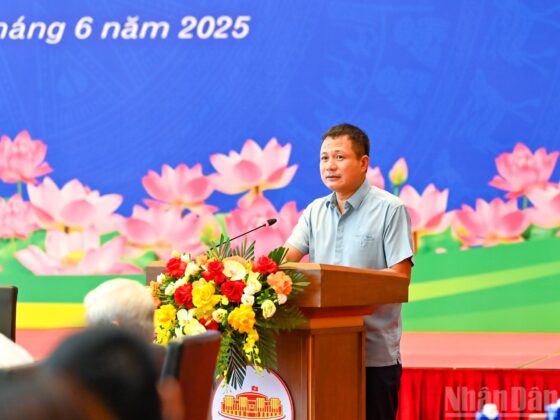 Ph&oacute; Tổng Gi&aacute;m đốc Đ&agrave;i Truyền h&igrave;nh Việt Nam Đỗ Đức Ho&agrave;ng tham luận tại cuộc gặp mặt.