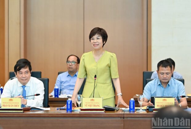 Tổng Gi&aacute;m đốc Th&ocirc;ng tấn x&atilde; Việt Nam Vũ Việt Trang tham luận tại cuộc gặp mặt.