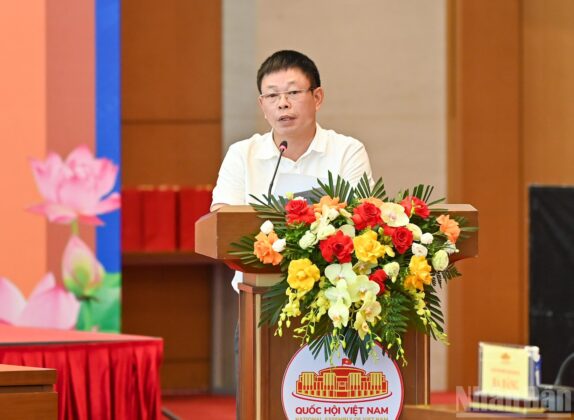 Tổng Bi&ecirc;n tập b&aacute;o Tiền Phong Ph&ugrave;ng C&ocirc;ng Sưởng tham luận tại cuộc gặp mặt.