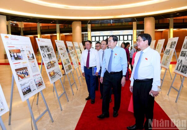 Chủ tịch Quốc hội Trần Thanh Mẫn v&agrave; c&aacute;c đại biểu tham quan trưng b&agrave;y ảnh c&aacute;c hoạt động của Quốc hội.