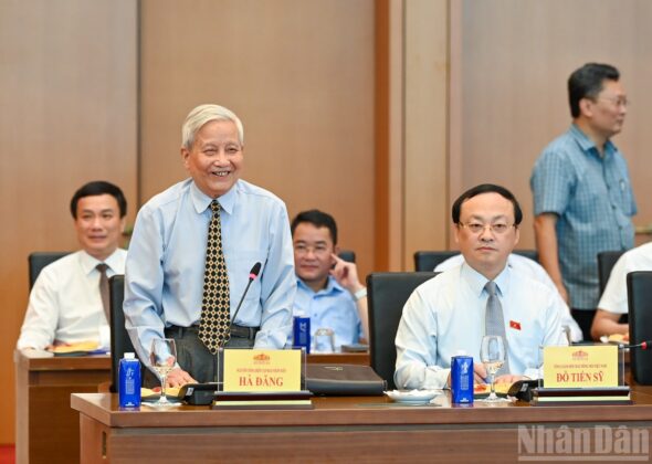 Nh&agrave; b&aacute;o l&atilde;o th&agrave;nh H&agrave; Đăng ph&aacute;t biểu tại cuộc gặp mặt.
