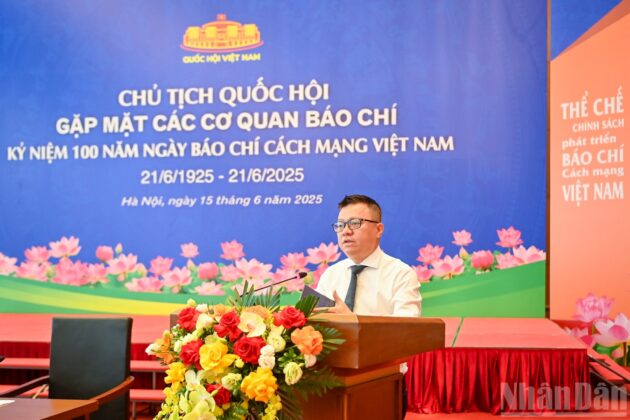 Tổng Bi&ecirc;n tập B&aacute;o Nh&acirc;n D&acirc;n, Ph&oacute; Trưởng Ban Tuy&ecirc;n gi&aacute;o v&agrave; D&acirc;n vận Trung ương, Chủ tịch Hội Nh&agrave; b&aacute;o Việt Nam L&ecirc; Quốc Minh tr&igrave;nh b&agrave;y tham luận tại buổi gặp mặt.