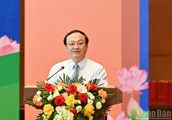 Tổng Gi&aacute;m đốc Đ&agrave;i Tiếng n&oacute;i Việt Nam Đỗ Tiến Sỹ tham luận tại cuộc gặp mặt.