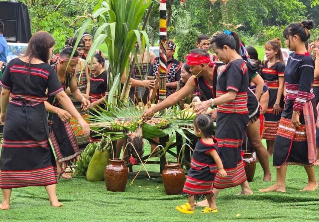 Tinh thần đại đoàn kết qua lễ hội Tâm r'nglắp bon của dân tộc M'nông Tinh thần đại đoàn kết qua lễ hội Tâm r'nglắp bon của dân tộc M'nông