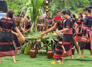 Tinh thần đại đoàn kết qua lễ hội Tâm r’nglắp bon của dân tộc M’nông Tinh thần đại đoàn kết qua lễ hội Tâm r'nglắp bon của dân tộc M'nông