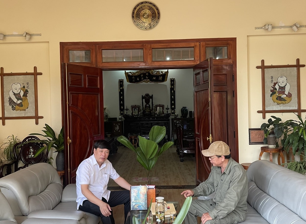 Nhà thơ Hải Thanh (bìa phải) và nhà văn Phùng Văn Khai.