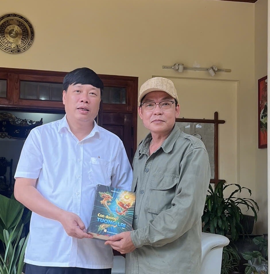 nhà thơ Hải Thanh và nhà văn Phùng Văn Khai