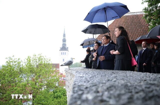 Thủ tướng Phạm Minh Ch&iacute;nh c&ugrave;ng Phu nh&acirc;n tham quan kh&ocirc;ng gian, kiến tr&uacute;c, lịch sử khu phố cổ Tallinn.