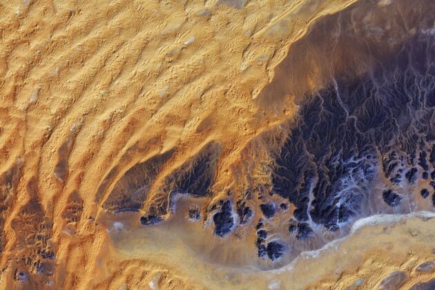 Về mặt địa chất, sa mạc Sahara c&oacute; tuổi đời kh&aacute; &ldquo;trẻ&rdquo; khi được h&igrave;nh th&agrave;nh c&aacute;ch đ&acirc;y khoảng 2,5 triệu năm. Kể từ đ&oacute; đến nay, kh&iacute; hậu ở khu vực n&agrave;y đ&atilde; rất nhiều lần biến đổi.