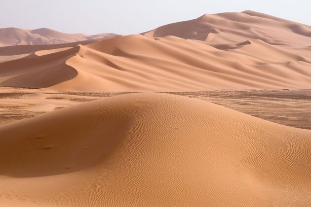 Sau kỷ băng h&agrave; cuối c&ugrave;ng (khoảng 10.000 năm trước), Sahara đ&atilde; từng c&oacute; kh&iacute; hậu ẩm ướt với lượng mưa dồi d&agrave;o. Phải tới khoảng năm 2500 TCN, v&ugrave;ng đất n&agrave;y mới trở n&ecirc;n kh&ocirc; hạn v&agrave; trở th&agrave;nh một bức tường chắn kh&ocirc;ng thể vượt qua đối với con người.