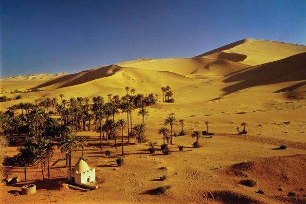 Qu&aacute; tr&igrave;nh giao thương xuy&ecirc;n Sahara bằng những đo&agrave;n lữ h&agrave;nh quy m&ocirc; lớn đ&atilde; biến c&aacute;c cộng đồng ốc đảo rải r&aacute;c trong sa mạc trở th&agrave;nh c&aacute;c trung t&acirc;m thương mại.