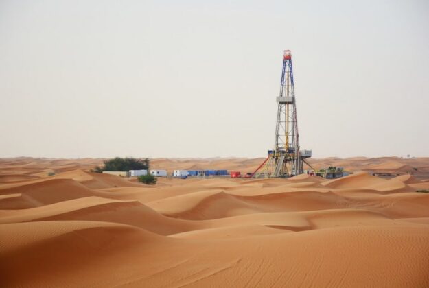V&agrave;o thời hiện đại sự quan t&acirc;m đến sa mạc Sahara được khơi lại, khi c&aacute;c nguồn t&agrave;i nguy&ecirc;n lớn được ph&aacute;t hiện. Đ&oacute; l&agrave; khối lượng lớn kho&aacute;ng sản dầu mỏ v&agrave; kh&iacute; tự nhi&ecirc;n ở Algeria v&agrave; Libya, cũng như một lượng lớn kho&aacute;ng sản phosphate tại Morocco v&agrave; T&acirc;y Sahara.